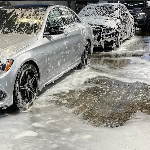 Mercedes couverte d'une épaisse mousse de lavage